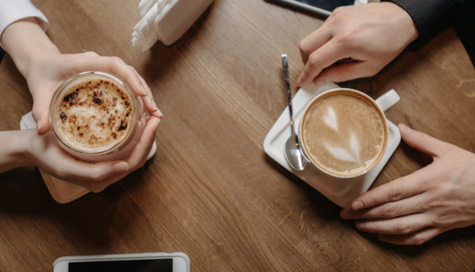 コーヒーを飲みながら会話する夫婦