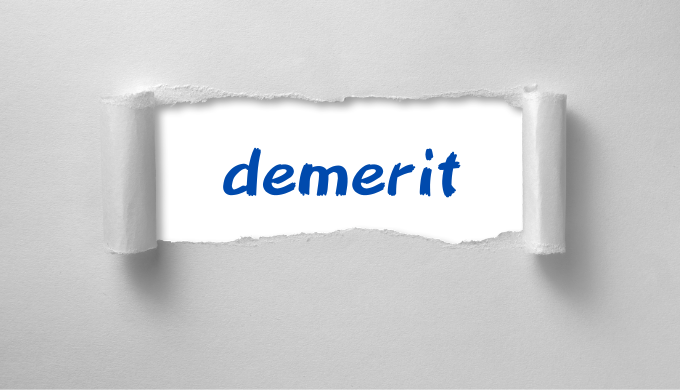 紙を破ると「demerit」と書いてある