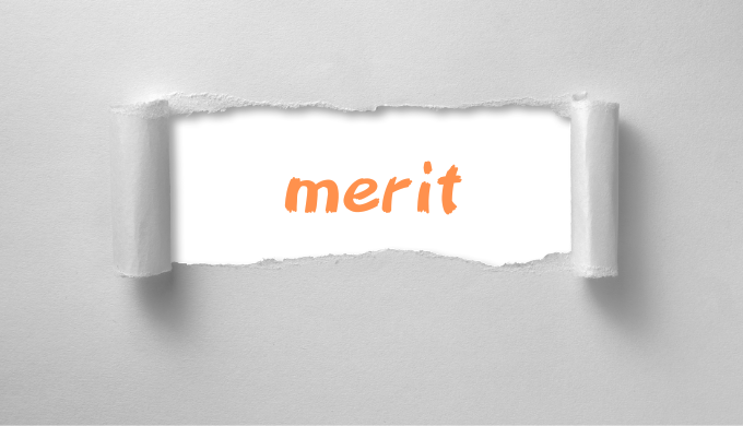 紙を破ると「merit」と書いてある